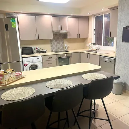 בית הארחה Charming Penthouse With Ocean Views And Private Parking