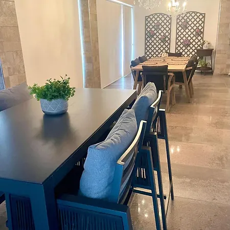 Charming Penthouse With Ocean Views And Private Parking בית הארחה