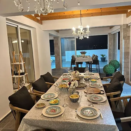 בית הארחה Charming Penthouse With Ocean Views And Private Parking