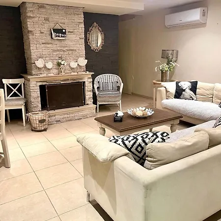 Charming Penthouse With Ocean Views And Private Parking Voroklini