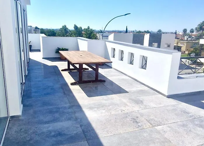 Charming Penthouse With Ocean Views And Private Parking Affittacamere Voroklini