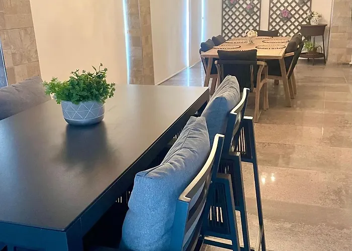 Charming Penthouse With Ocean Views And Private Parking Affittacamere